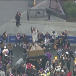 Los Angeles, svelata la nuova statua di Kobe Bryant