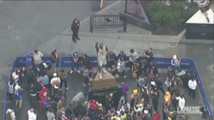 Los Angeles, svelata la nuova statua di Kobe Bryant