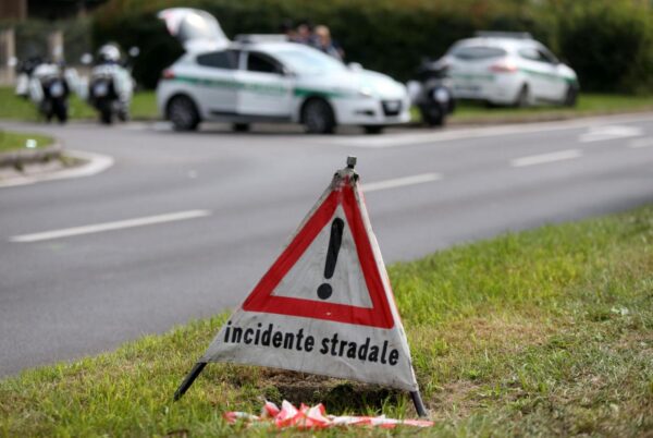 Scontro tra auto e tir, muore 26enne nel Cremonese