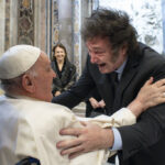 Vaticano, caloroso abbraccio tra Papa Francesco e il presidente argentino Milei