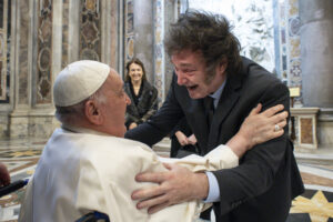 Vaticano, caloroso abbraccio tra Papa Francesco e il presidente argentino Milei