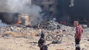 La devastazione di Gaza City, cadaveri e crateri nelle strade