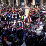 Barcellona, Vilanova i la Geltrú celebra il carnevale con la “guerra delle caramelle”