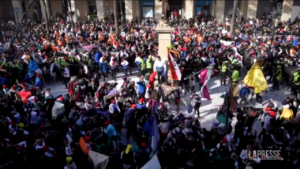 Barcellona, Vilanova i la Geltrú celebra il carnevale con la “guerra delle caramelle”