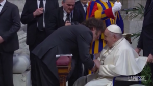 Vaticano, abbraccio tra Papa Francesco e presidente argentino Milei