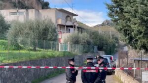 Palermo, 54enne uccide moglie e 2 figli: i carabinieri sul luogo della strage