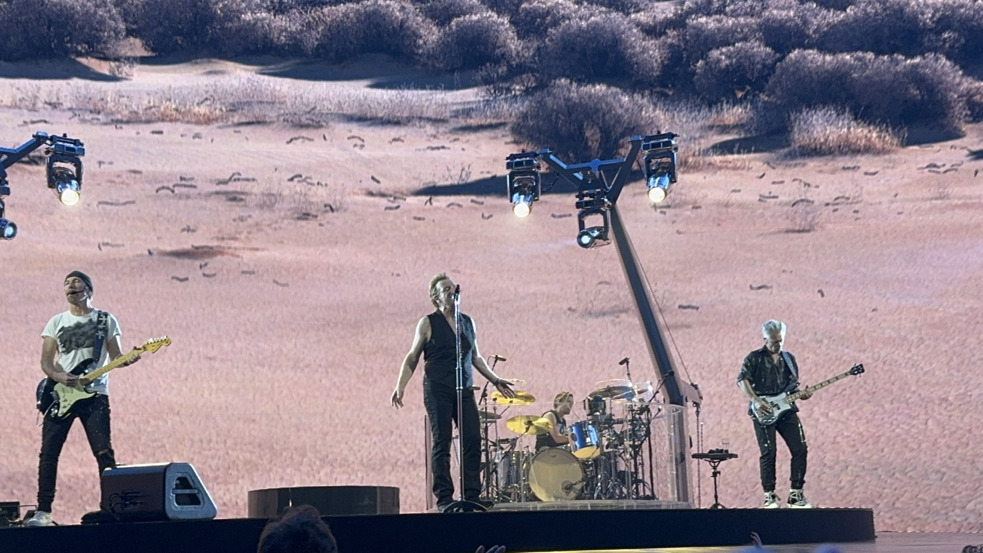 Musica, nella Las Vegas del Superbowl brilla la sfera magica degli U2