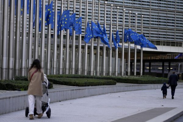 Bandiere a mezz\'asta in ricordo dell\'ex presidente della Commissione Europea Jacques Delors