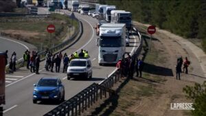 Spagna, proteste agricoltori catalani al confine con l’Aragona