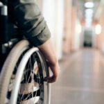 Lecce, 13enne cade da sedia a rotelle fuori da scuola e muore: aperta inchiesta