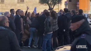 Javier Milei a Roma, selfie per il presidente argentino in via della Conciliazione