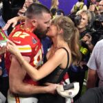 Super Bowl, popstar Taylor Swift bacia fidanzato Travis Kelce sul campo dopo trionfo
