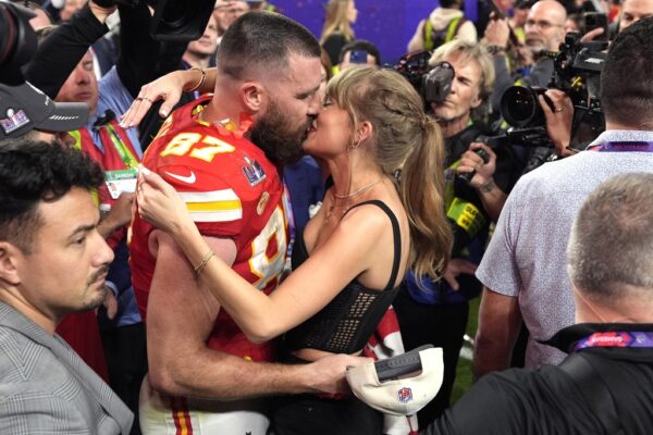 Super Bowl, popstar Taylor Swift bacia fidanzato Travis Kelce sul campo dopo trionfo