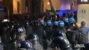 Torino, presidio pro-Palestina davanti alla Rai: tensioni tra manifestanti e polizia