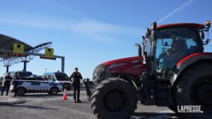 Spagna, protesta agricoltori: bloccato l’ingresso al porto di Tarragona