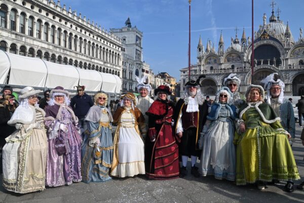 Carnevale, un ‘martedì grasso’ di sfilate da Venezia a Viareggio