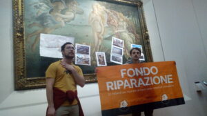 Firenze, blitz Ultima Generazione agli Uffizi: attivista rischia carcere