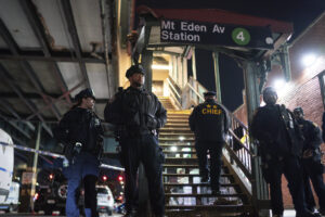 New York, sparatoria tra giovani in metropolitana: un morto e 5 feriti