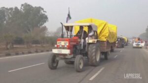 India, la polizia usa gas lacrimogeni contro gli agricoltori in protesta