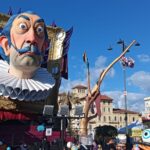 Carnevale Viareggio, sfilano i carri e le maschere per il Martedì grasso