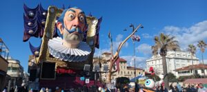 Carnevale Viareggio, sfilano i carri e le maschere per il Martedì grasso