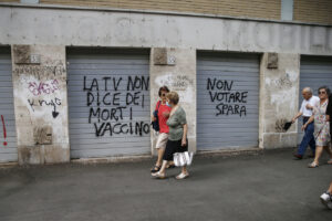 Scritte No Vax contro il voto sui muri di Roma