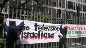 Rai, striscione “Radio Televisione Israeliana” appeso su sede Viale Mazzini