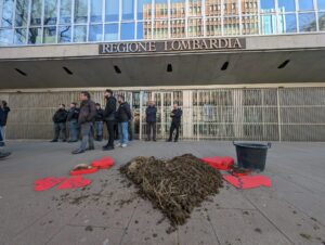 Milano, blitz Extinction Rebellion: letame davanti al Pirellone