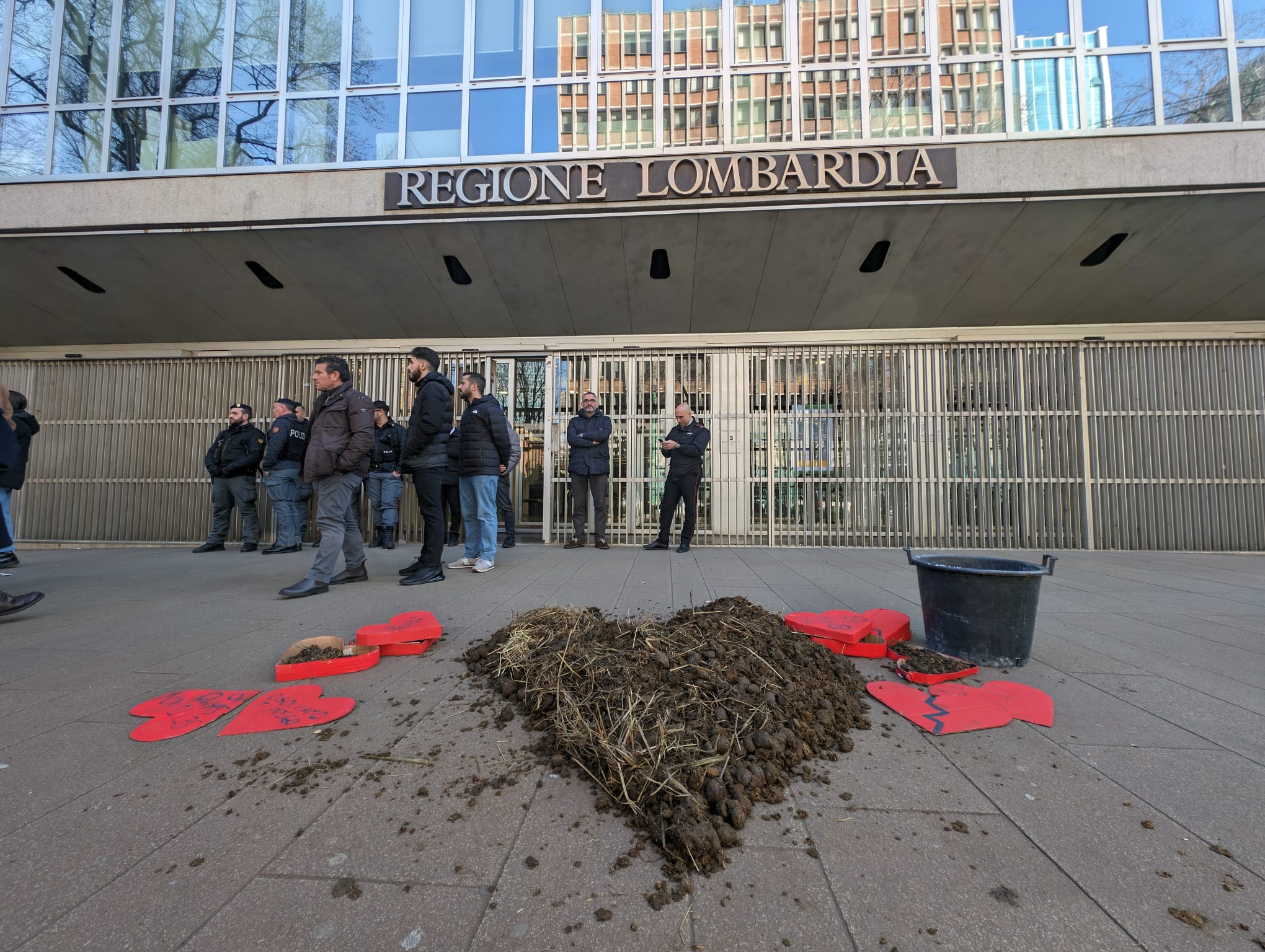 Milano, blitz Extinction Rebellion: letame davanti al Pirellone Milano, blitz Extinction Rebellion: letame davanti al Pirellone