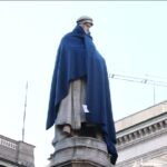 Milano, coperte sulle statue per sensibilizzare sui senzatetto