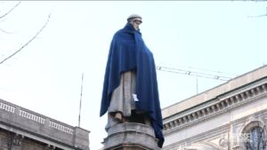 Milano, coperte sulle statue per sensibilizzare sui senzatetto