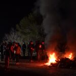 Spagna, agricoltori bloccano l’autostrada vicino alla Francia: il bivacco notturno