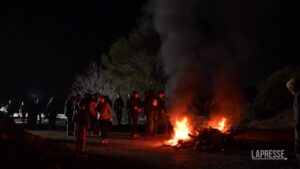 Spagna, agricoltori bloccano l’autostrada vicino alla Francia: il bivacco notturno