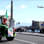 Agricoltori, protesta arriva a Napoli: oltre 100 trattori in corteo