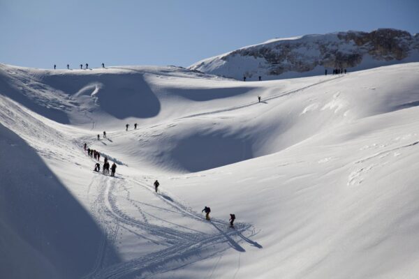 ESTERNO, ALL' APERTO, PEOPLE, GIORNO, SCENICO, PANORAMICO, SCENARIO, PAESAGGIO, SCENICI, PANORAMICI, PENDENZA DELLA PISTA DA SCI, VIAGGIO, DESTINAZIONE DI VIAGGIO, ORIZZONTALE, SPORT, SPORT INVERNALI, NEVE, INVERNO, SCI, CIELO BLU, PENDENZA