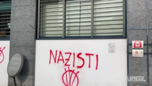 Torino, ‘nazisti’ e ‘traditori dei lavoratori’: No Vax imbrattano sede CGIL