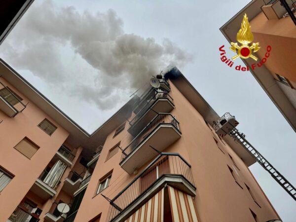 Biella, incendio in palazzina: tutti evacuati