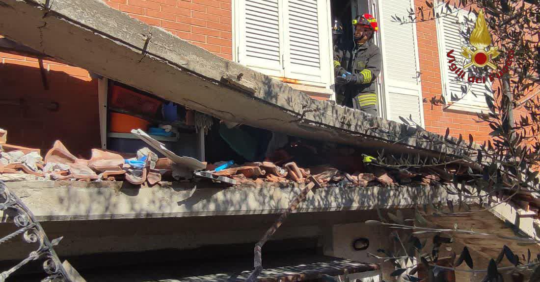 Roma, cede balcone a Laurentina: muore 70enne Roma, cede balcone a Laurentina: muore 70enne