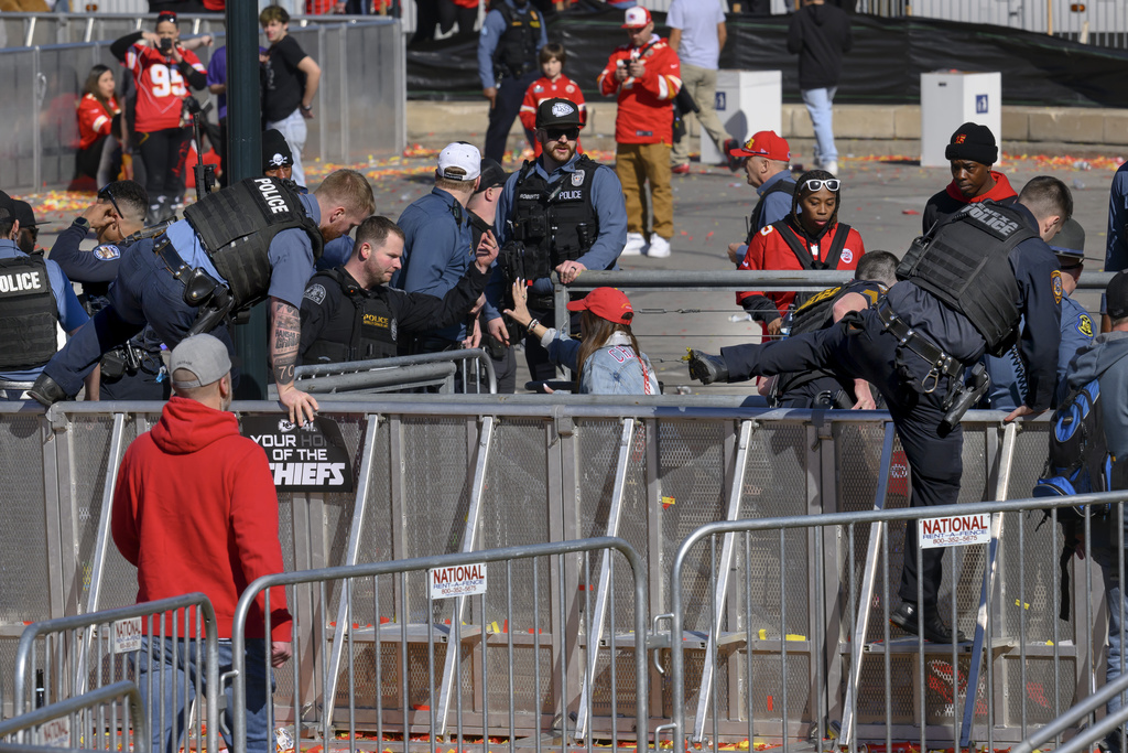 Usa, spari a Kansas City: un morto e 14 feriti