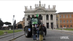 Protesta agricoltori, il presidio dei trattori in Piazza San Giovanni a Roma