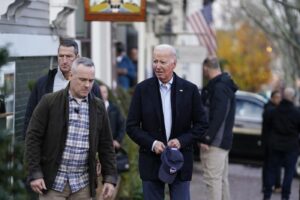 Hunter Biden passeggia con la moglie Melissa Cohen ed il presidente Joe Biden
