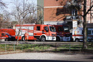 Esplosione al sesto piano di un palazzo in via Montello a Corsico vicino Milano