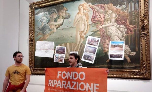 Blitz ambientalista alla Galleria degli Uffizi a Firenze