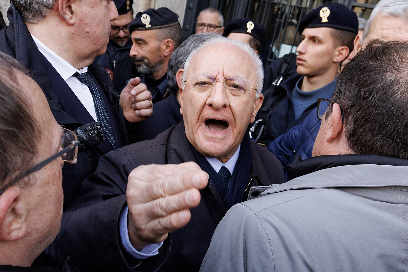 Autonomia, botta e risposta a distanza Meloni-De Luca. Lui: “Str…”