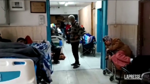 Striscia di Gaza, corridoi affollati nell’ospedale Nasser