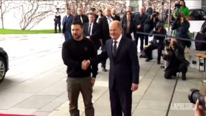 Ucraina, Zelensky a Berlino accolto da Scholz