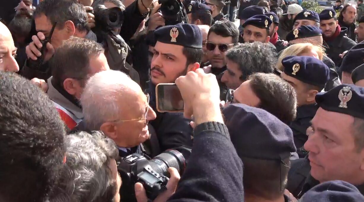 De Luca insulta Meloni: “Lavora tu str…”