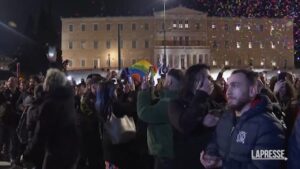 Grecia, festa per l’approvazione della legge sul matrimonio tra persone dello stesso sesso