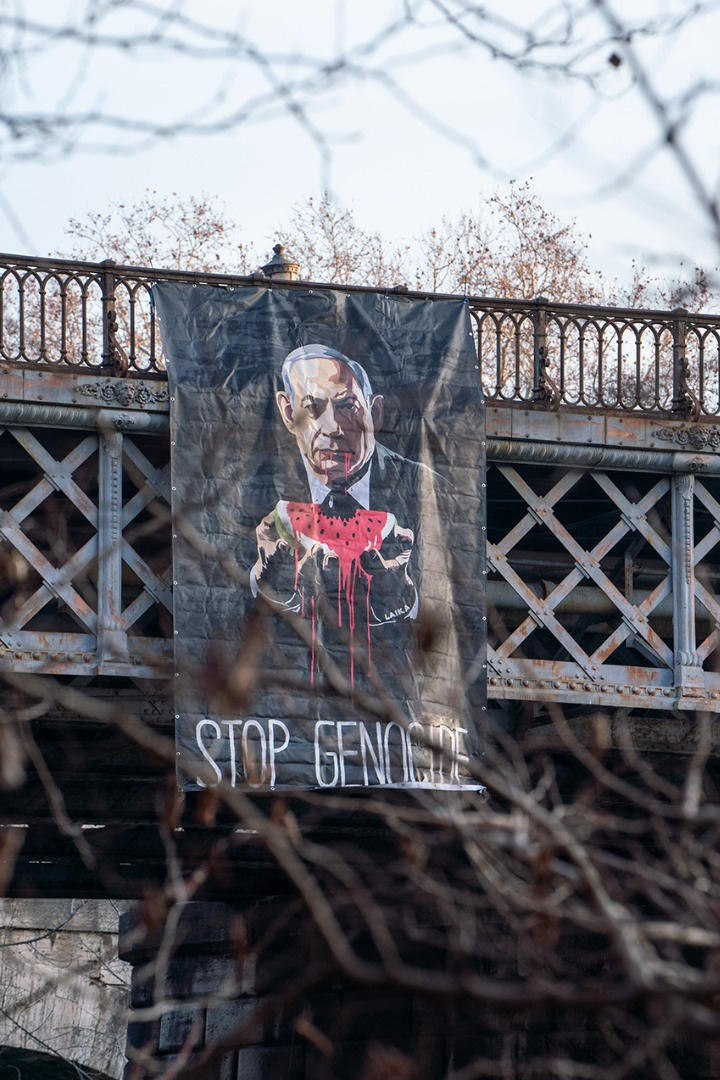 Roma, nuova opera di Laika: ‘Stop Genocide’ con Netayahu che mangia anguria Roma, nuova opera di Laika: ‘Stop Genocide’ con Netayahu che mangia anguria