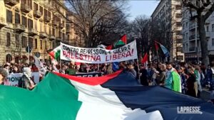 Torino, bruciate foto Meloni e Netanyahu a corteo pro-Palestina